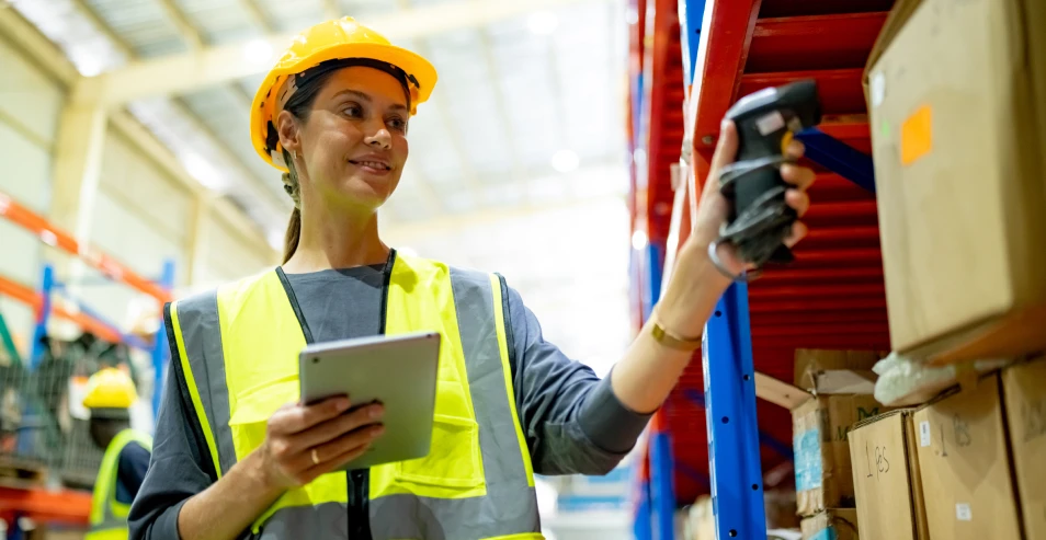 operario utilizando sistema WMS en bodega