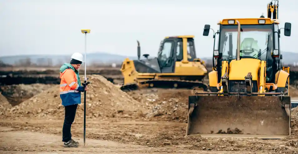 En operaciones más maduras, el GPS se vuelve más potente cuando se relaciona con procesos: planificación, abastecimiento, control de transporte y continuidad. Por ejemplo: Un evento de llegada/salida puede alimentar control de cumplimiento. Detenciones pueden disparar revisión de rutas o puntos críticos. Alertas pueden quedar trazadas para auditoría y mejora continua. Este enfoque es especialmente relevante cuando el objetivo no es solo monitorear, sino mejorar desempeño, control y disciplina operativa.